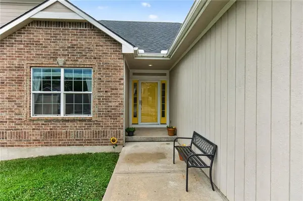 1211 NW Baytree DR, Grain Valley, MO 64029