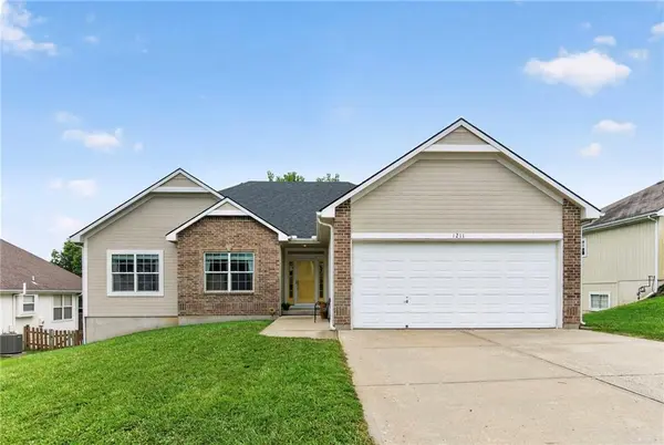 1211 NW Baytree DR, Grain Valley, MO 64029