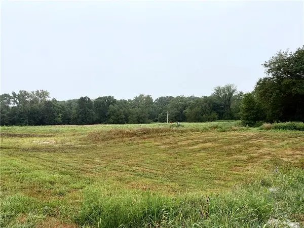 Ozark LN, Higginsville, MO 64037