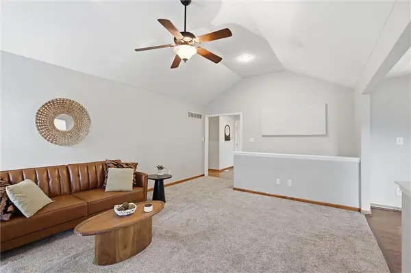 1112 SW Breckenridge CT, Blue Springs, MO 64015
