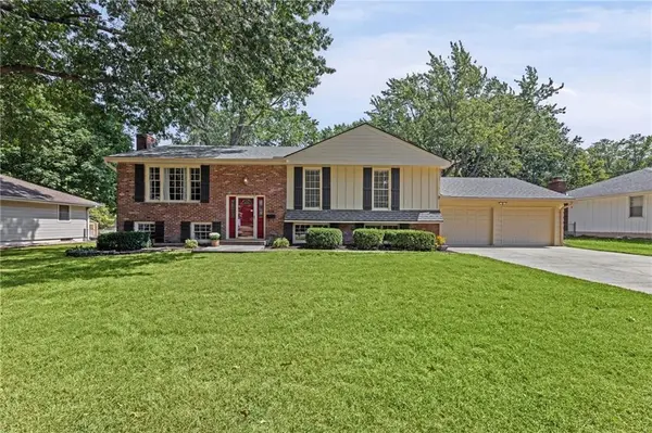 803 NE Balboa ST, Lee's Summit, MO 64086