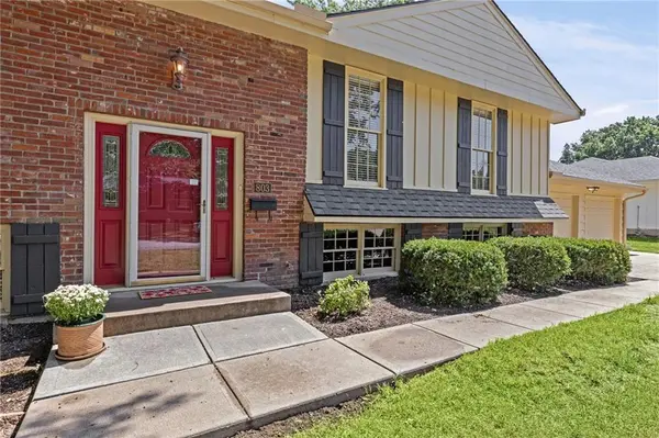 803 NE Balboa ST, Lee's Summit, MO 64086