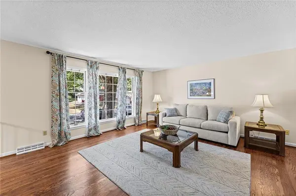 803 NE Balboa ST, Lee's Summit, MO 64086