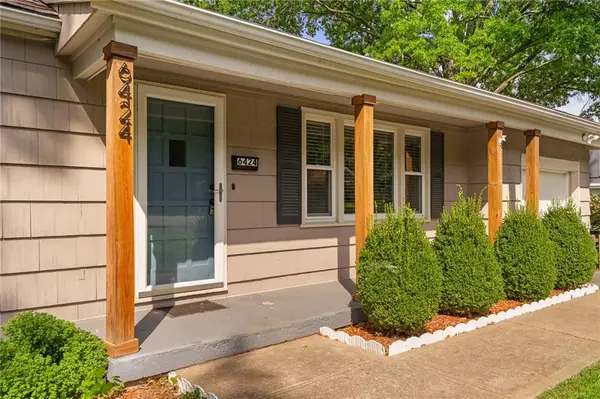 6424 Melrose LN, Shawnee, KS 66203