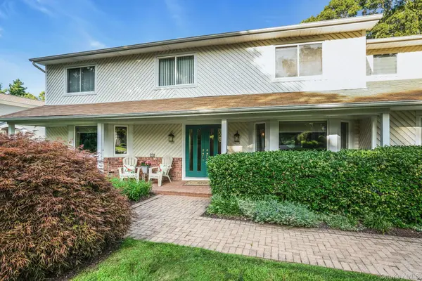 14 Tree Hollow LN, Dix Hills, NY 11746