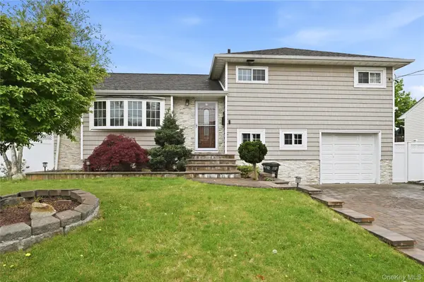 572 Benjamin RD, North Babylon, NY 11703