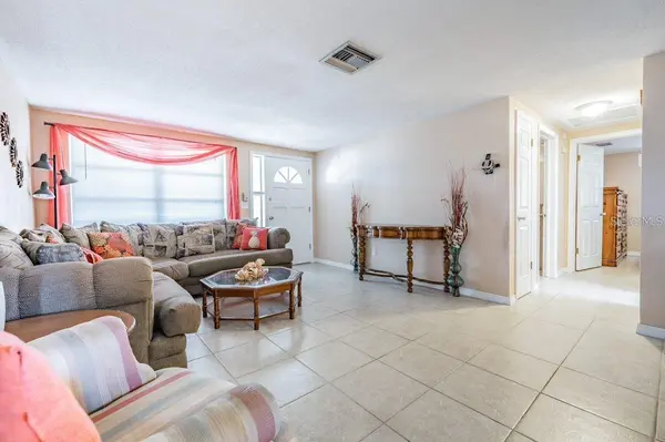 2107 MAUREEN DR, Holiday, FL 34690