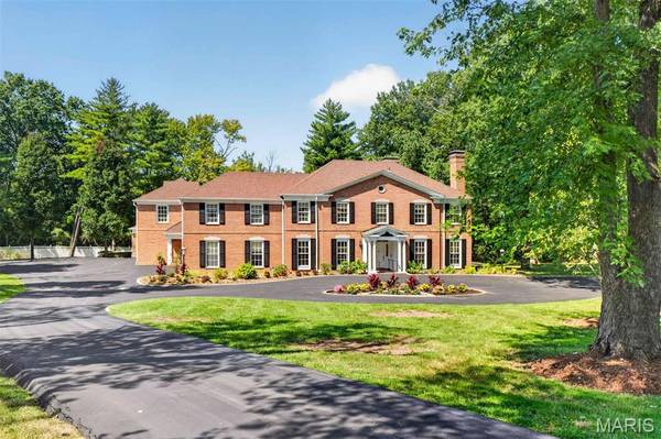 1081 Cabin Club DR, Ladue, MO 63124