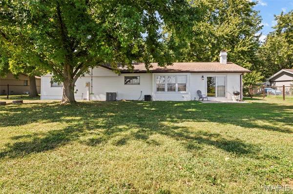 7 Lilac DR, New Baden, IL 62265