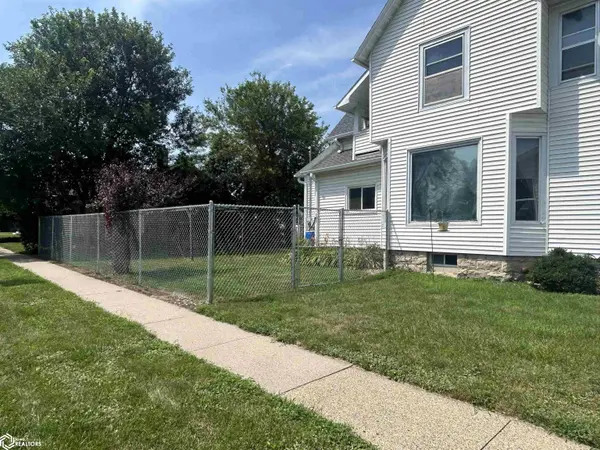 802 W Linn ST, Marshalltown, IA 50158