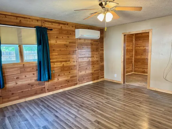 617 N Washington St, Belle Plaine, KS 67013
