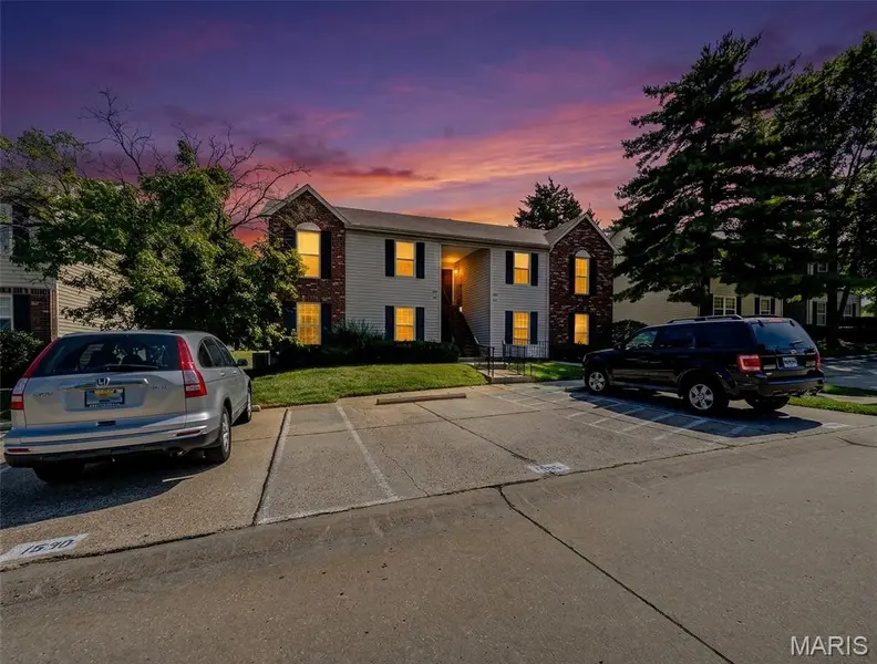 1524 Surrey LN #D, St Charles, MO 63304