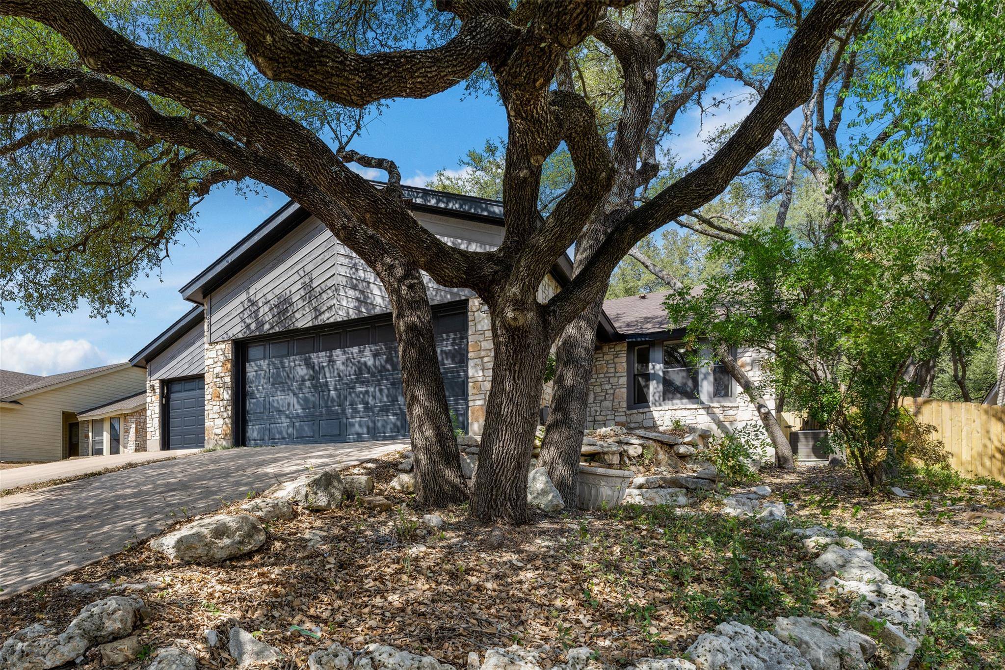 253 Mooring CIR #B, Lakeway, TX 78734