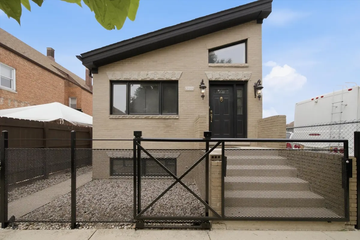 4550 S Mcdowell AVE, Chicago, IL 60609
