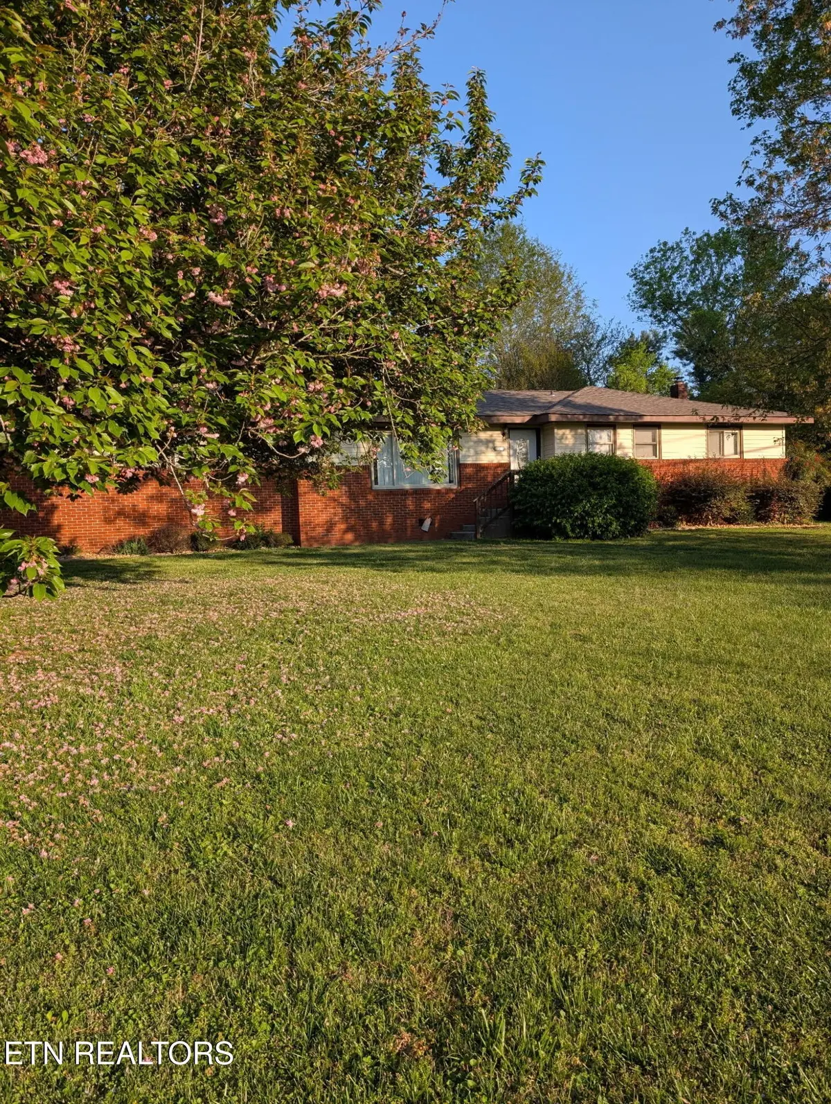 1239 Dossett St, Athens, TN 37303