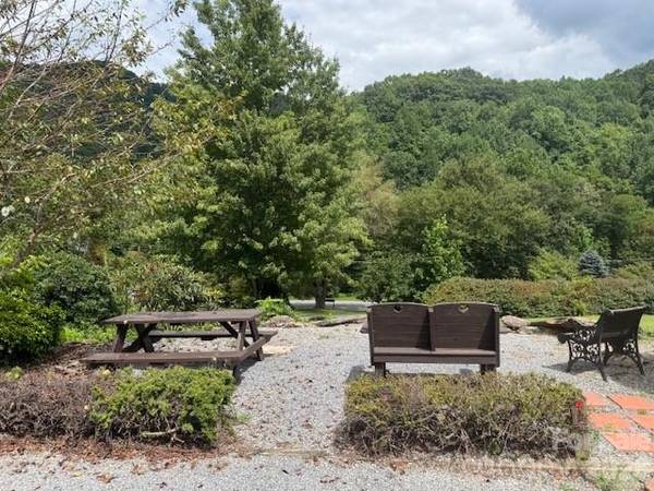 56 Chateau LN, Maggie Valley, NC 28751