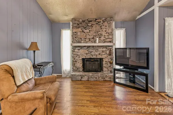 51 Rising Meadow LN, Mills River, NC 28759