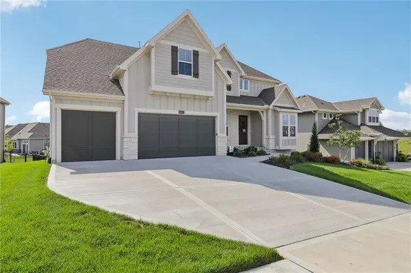15627 W 168th TER, Olathe, KS 66062