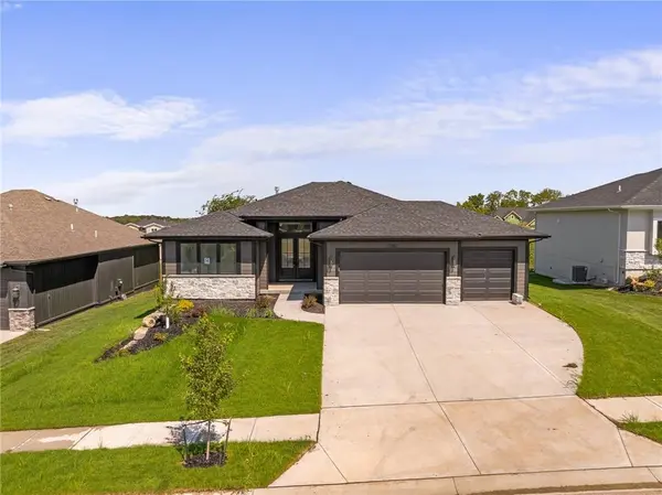 25152 W 141st TER, Olathe, KS 66061