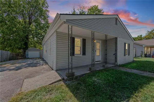 120 E 6th ST, Tonganoxie, KS 66086