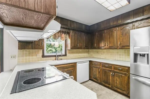 6820 S Hillside School RD, Oak Grove, MO 64075