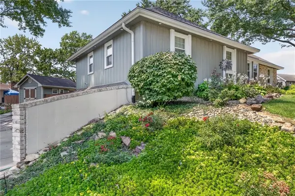 7320 N Garfield AVE, Gladstone, MO 64118