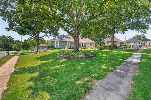7320 N Garfield AVE, Gladstone, MO 64118