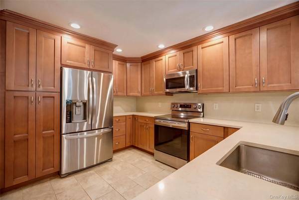 13 Pine ST, Huntington, NY 11743