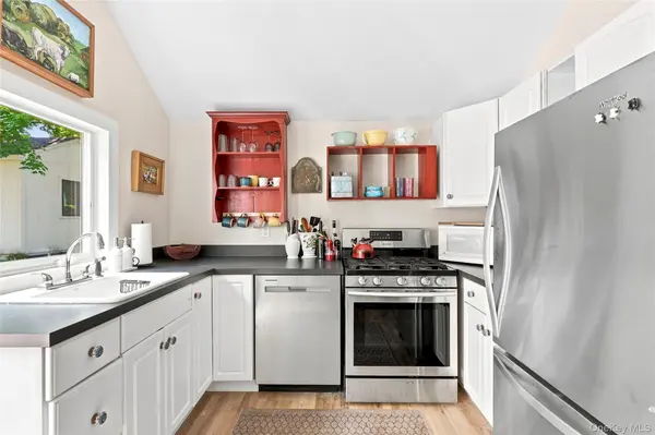 12 School ST, Springs, NY 11937