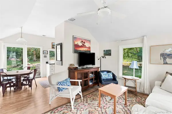 12 School ST, Springs, NY 11937