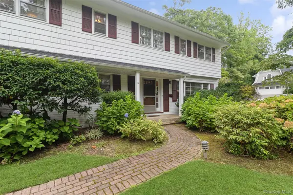 5 Hemlock DR, East Hills, NY 11576