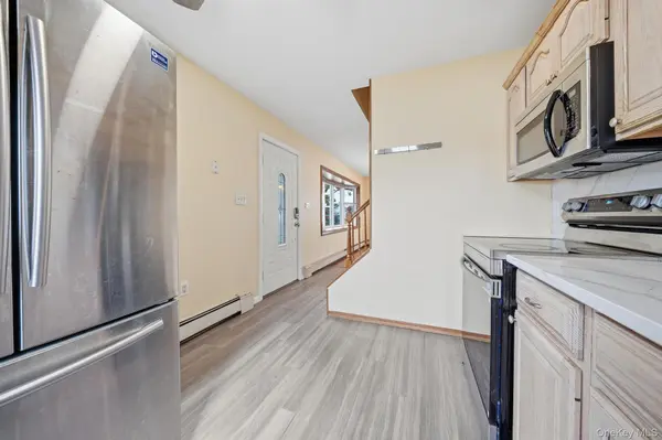 20 Needle LN, Levittown, NY 11756