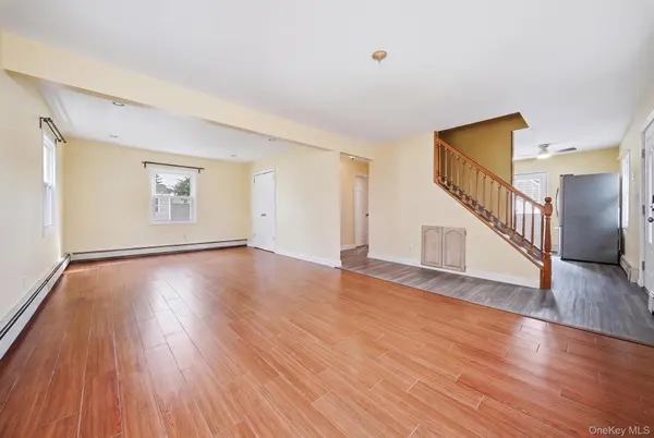 20 Needle LN, Levittown, NY 11756