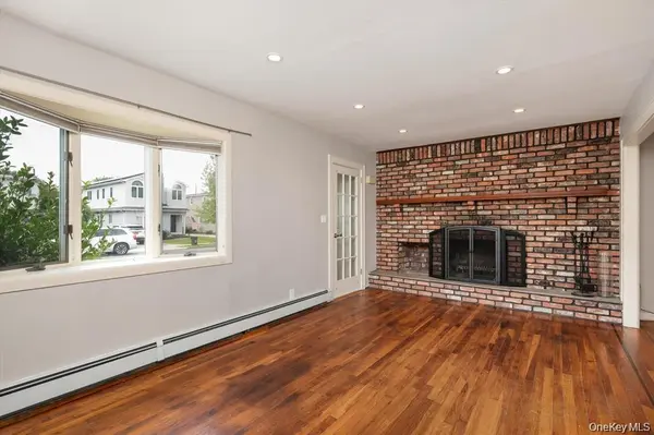 23 Rosebud AVE, Merrick, NY 11566