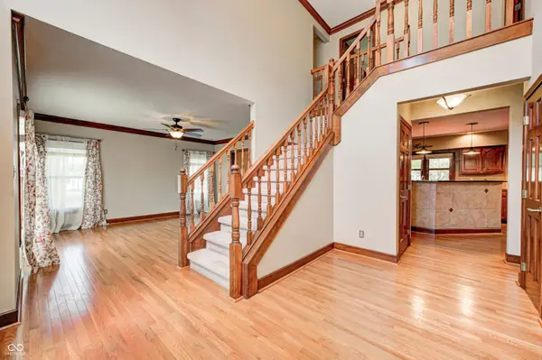 9158 Oak Knoll LN, Fishers, IN 46037