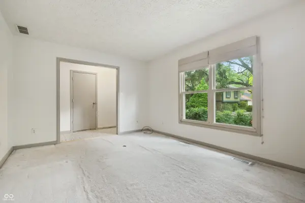 8729 Sawleaf RD, Indianapolis, IN 46260