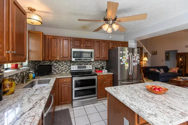 517 Amberleaf TRL, Westfield, IN 46074