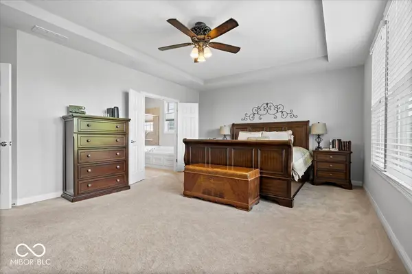 8952 Heatherstone PL, Zionsville, IN 46077
