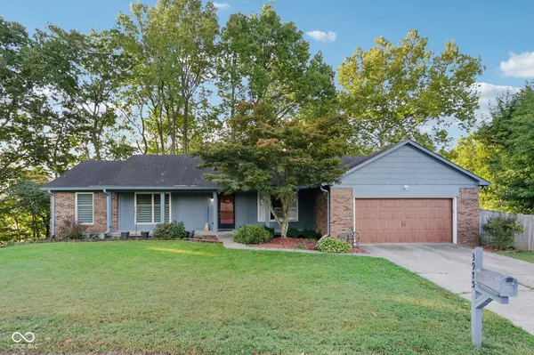 3975 Creekwood DR, Greenwood, IN 46142