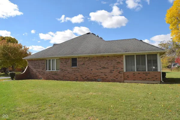 1247 Holiday LN E, Brownsburg, IN 46112