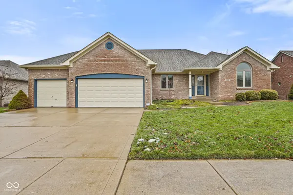5260 Heritage LN, Greenwood, IN 46142
