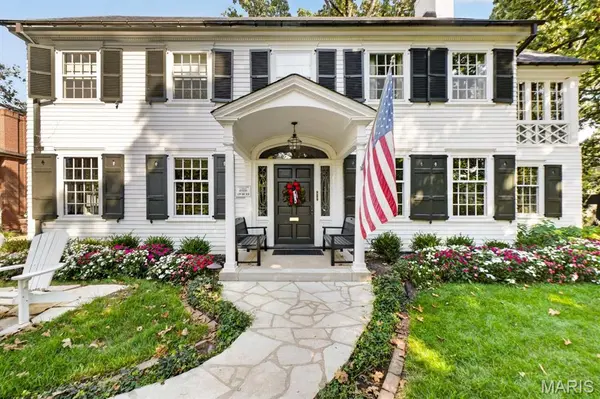 420 Yorkshire PL, Webster Groves, MO 63119