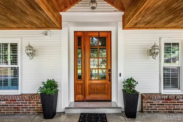 24 Nantucket LN, Olivette, MO 63132