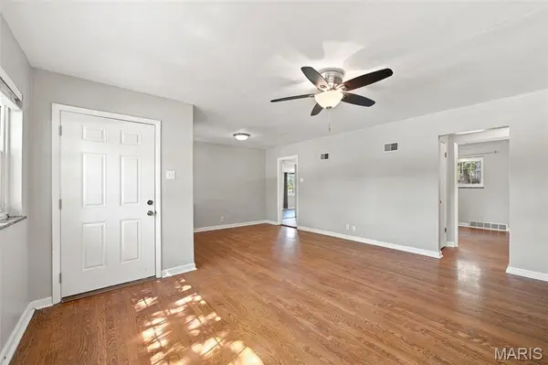 9561 Lodge Pole LN, St Louis, MO 63126