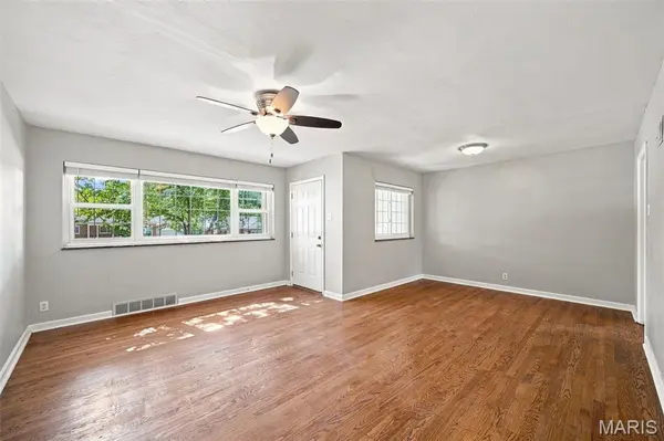 9561 Lodge Pole LN, St Louis, MO 63126