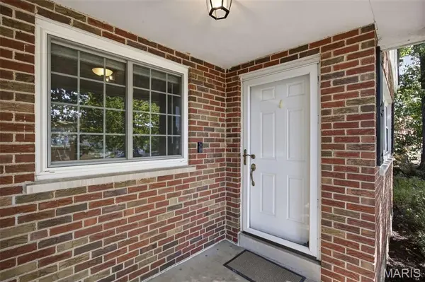 9561 Lodge Pole LN, St Louis, MO 63126