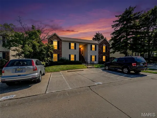 1524 Surrey LN #D, St Charles, MO 63304