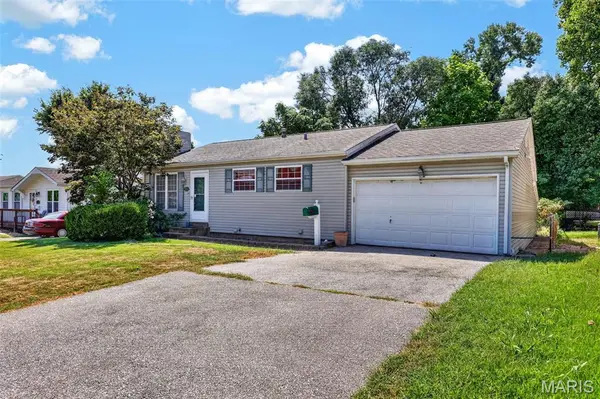 12117 Fleetwood PL, Maryland Heights, MO 63043