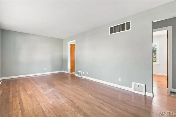 928 Poinsetta LN, Kirkwood, MO 63122