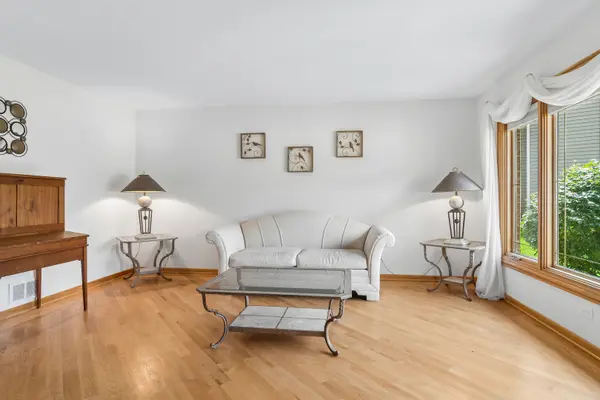 824 Kent CIR, Bartlett, IL 60103